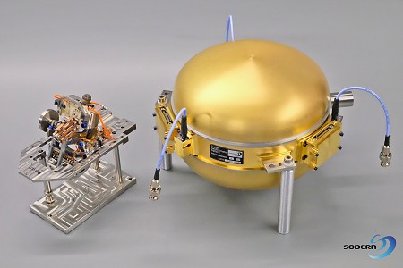 A VBB pendulum beside the evacuated sphere that houses it (© IPGP/SODERN/CNES).