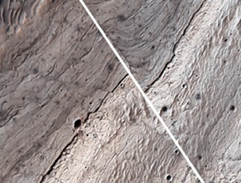 A magnificent fault slip on Mars (white line) observed by the American Mars Reconnaissance Orbiter (© NASA/JPL/University of Arizona).