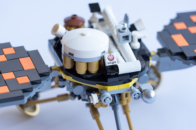 Photographie de la sonde InSight en LEGO (© Philippe Labrot).