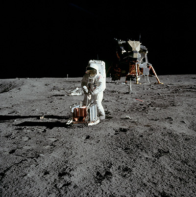 L'installation du premier sismomètre lunaire lors de la mission Apollo 11 (© NASA).