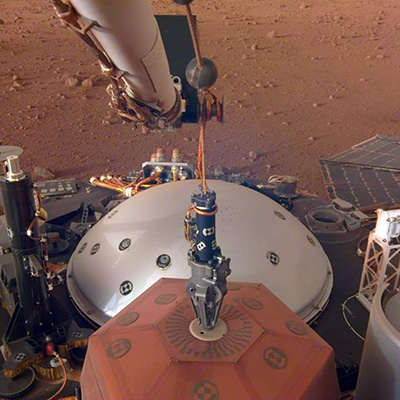 The SEIS seismometer is grabbed by the IDA gripper during sol 20 (© NASA/JPL).