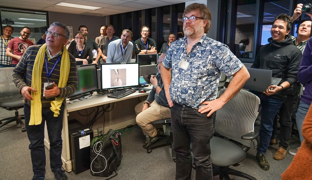 Philippe Laudet (SEIS project manager at CNES, on the left) and Philippe Lognonné (SEIS PI from IPGP, on the right) in the InSight operations room at JPL, riveted to the images of SEIS on the Martian soil (© NASA/JPL-Caltech/IPGP/Philippe Labrot).