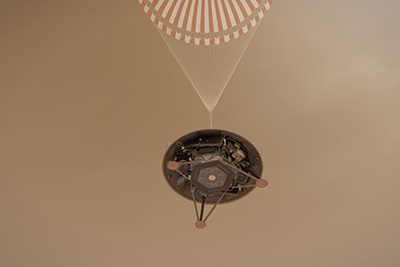 Vue d'artiste de la descente sous parachute. Le bouclier thermique a été largué, et les trois pieds amortisseurs sont déployés (© NASA/JPL).