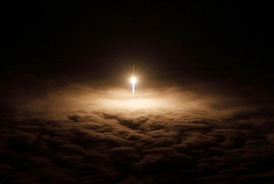 The InSight probe and two MarCo satellites head for Mars on board Atlas V, seen here emerging from the cloud cover (© NASA/Sam Sun).