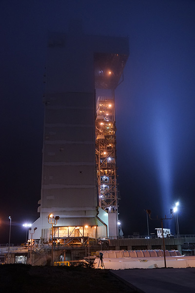 The mobile service tower shines brightly in the Californian night just a few hours before the final countdown. The Atlas V launcher is not yet visible from this viewing angle (© IPGP/Philippe Labrot).