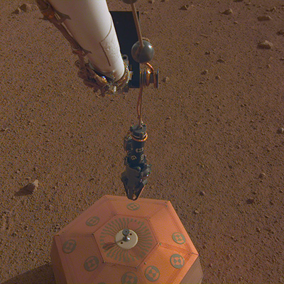 The SEIS seismometer’s sundial as seen by the robotic arm’s instrument deployment camera (IDC) during sol 25 (© NASA/JPL-Caltech).