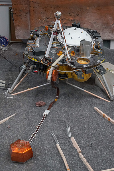 La sonde ForeSight sur le banc de test, avec le sismomètre SEIS déployé au sol (© NASA/JPL-Caltech/IPGP/Philippe Labrot).