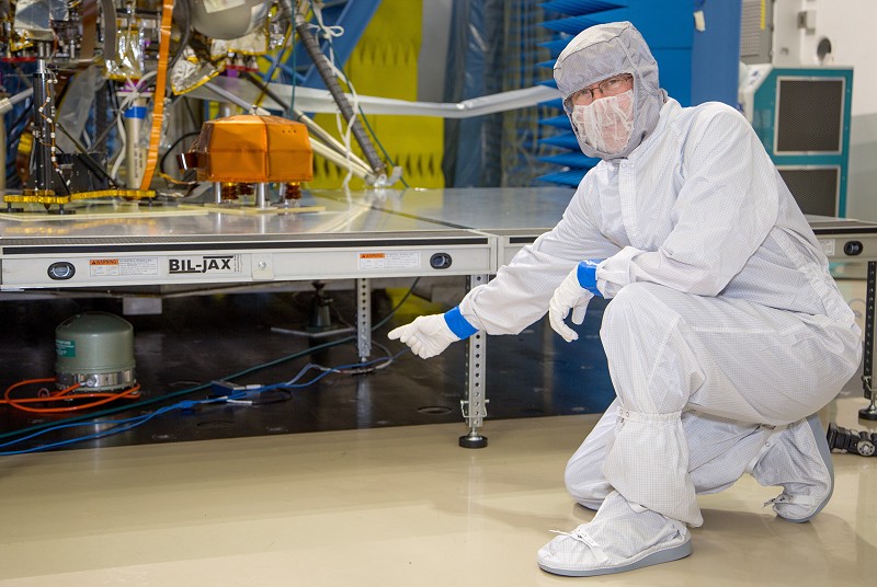 Bruce Banerdt, the InSight mission’s Principal Investigator, points at a terrestrial Wielandt-Streckeisen STS2 seismometer, installed immediately under the SEIS Martian seismometer (© NASA/JPL-Caltech/Lockheed Martin).