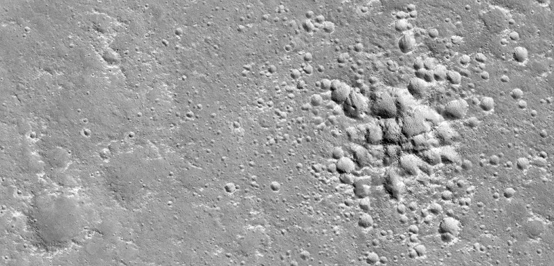 Vue du site d'atterrissage d'InSight dans la plaine d'Elysium par la caméra HiRISE de la sonde Mars Reconnaissance Orbiter (© NASA/JPL-Caltech/Univ. of Arizona)
