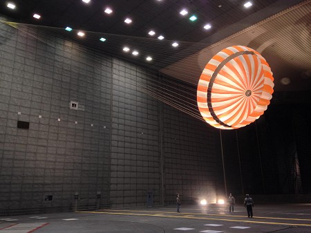 Wind tunnel test of InSight's 12-metre-diameter parachute. The tunnel is 24 m high by 37 m long (© NASA)