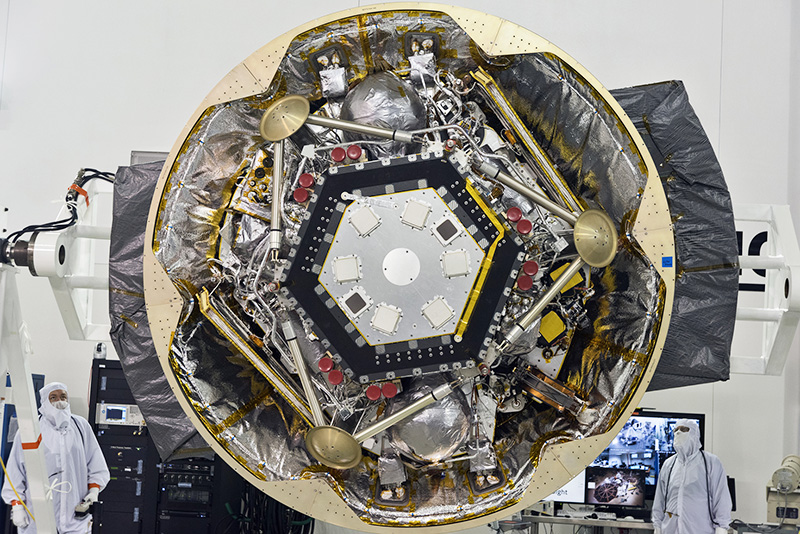 L'atterrisseur InSight intégré à l'étage de croisière et vu de dessous, montrant les antennes du radar de descente (© NASA/JPL-Caltech).