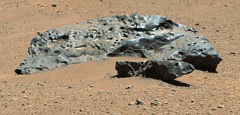 Une météorite de fer découverte par le rover Curiosity dans le cratère d'impact Gale (© NASA/JPL-Caltech/LANL/CNES/IRAP/LPGNantes/CNRS/IAS/MSSS)