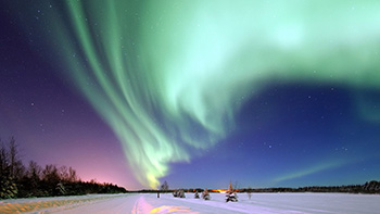Aurora borealis on Earth: at the poles, the energetic particles in the solar wind excite the Earth’s atmosphere, creating magnificent light shows (© rights reserved).