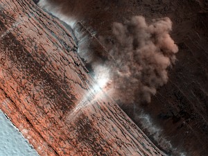 An avalanche close to the northern polar cap (© NASA/JPL/University of Arizona).