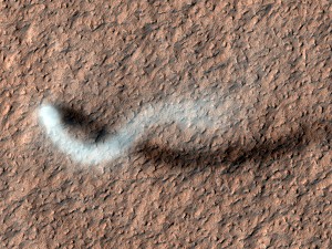 Tourbillon de poussière (dust devil) photographié par la sonde américaine Mars Reconnaissance Orbiter sur les étendues mornes d'Amazonis Planitia (© NASA/JPL/University of Arizona)